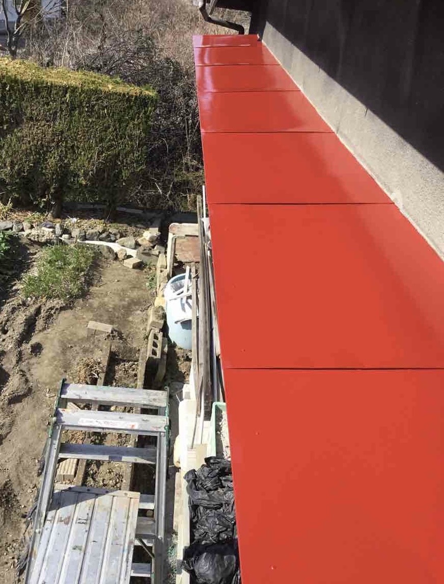 【霧よけ修理の施工事例|錆びたトタンの塗り替えと軒裏の補修】 画像